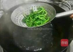 油炸花生米凉拌小菠菜的做法图解2