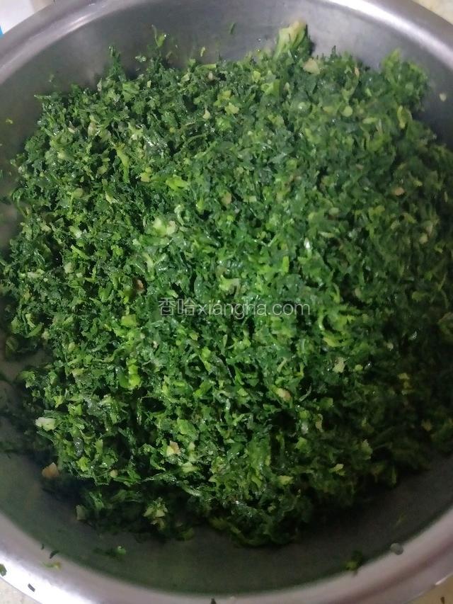 野菜洗干净，用热水焯水，冷却了挤干水分，切碎，拌上香油(野菜比较糙油不多不好吃)