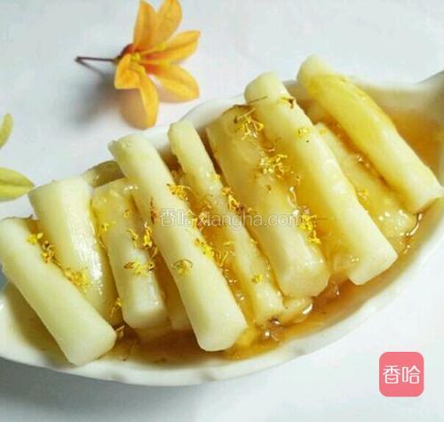 撒些桂花做装饰！一道美味的甜品就做好了！不管是热吃！还是放凉都是一样的美味！<br/><br/>