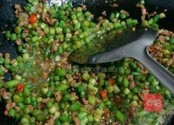 肉沫爆蒜薹丁的做法图解1