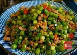 Illustration of how to stir-fry minced meat with diced garlic sprouts 2