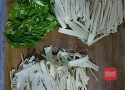 青椒炒豆皮的做法图解2