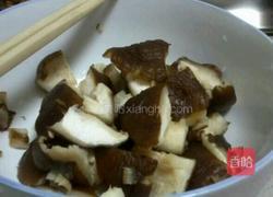 香菇炖肉的做法图解3