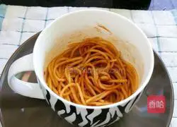 Illustration of how to cook pasta in the microwave in ten minutes