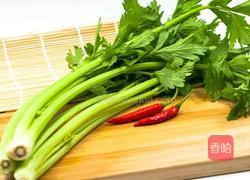 辣爆芹菜的做法图解1