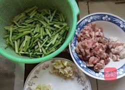 芹菜炒肉的做法图解1
