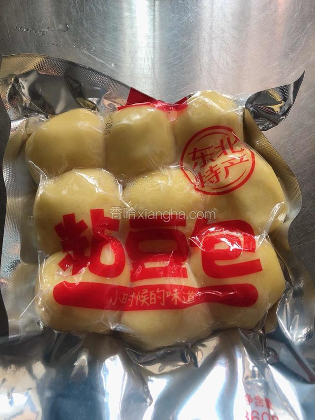 黏豆包提前拿出来解冻。