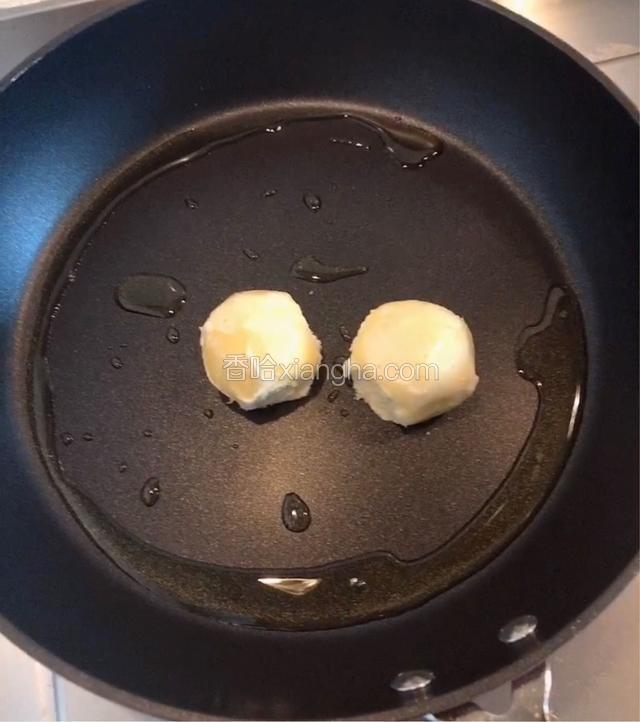 锅中放入少量的油，逐一放入黏豆包。