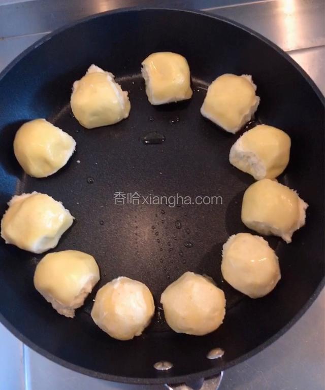 小火煎，将都放防止四周，避免中间火煎糊。