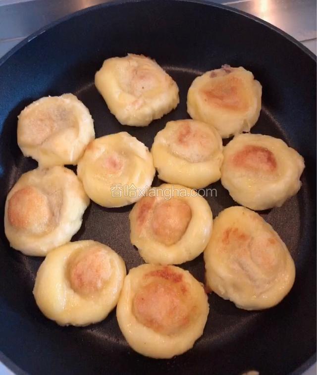 豆包都按扁了即可出锅。