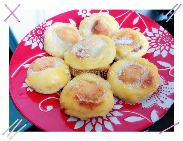 出锅上盘可以撒上白砂糖，也可以淋上一些蜂蜜吃，效果更佳。