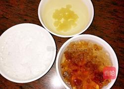 雪燕桃胶皂角米炖奶的做法图解1