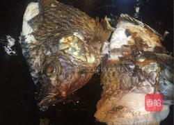 老干妈蒜苗香芹闷罗非鱼的做法图解3