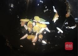 老干妈蒜苗香芹闷罗非鱼的做法图解4