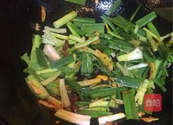 老干妈蒜苗香芹闷罗非鱼的做法图解6