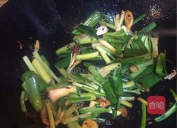 老干妈蒜苗香芹闷罗非鱼的做法图解7