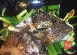 老干妈蒜苗香芹闷罗非鱼的做法图解8