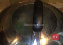 老干妈蒜苗香芹闷罗非鱼的做法图解11