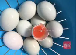 Illustration of how to make egg yolk mooncakes 4