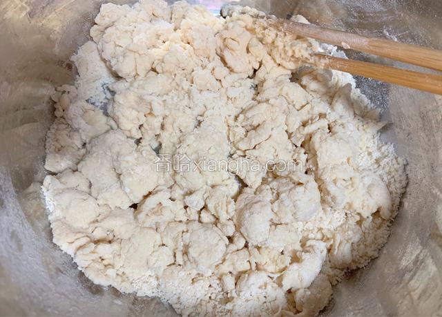 面粉、5克白糖、酵母，慢慢加水搅拌成絮状