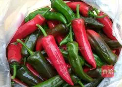 Illustration of how to make fried noodles with hot pepper 1