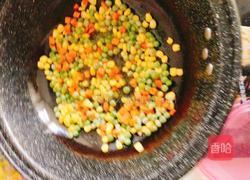 炒胡萝卜丁玉米粒青豆的做法图解3