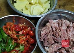 牛肉炒辣椒土豆片的做法图解1