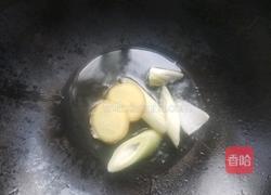 香菇木耳鸡腿汤的做法图解2