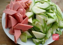 火腿肠炒西葫的做法图解2