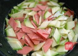 火腿肠炒西葫的做法图解3