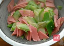 火腿肠炒西葫的做法图解4