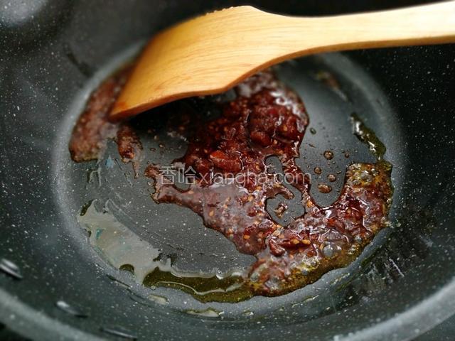 热锅烧油放入香菇牛肉酱炒香