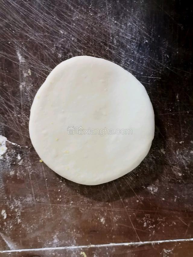 取一块面团擀成圆片作为底盘，不要太薄，7mm厚。