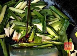 蒜苗炒香干鸡蛋的做法图解2