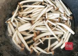 蟹味菇炒肉的做法图解5