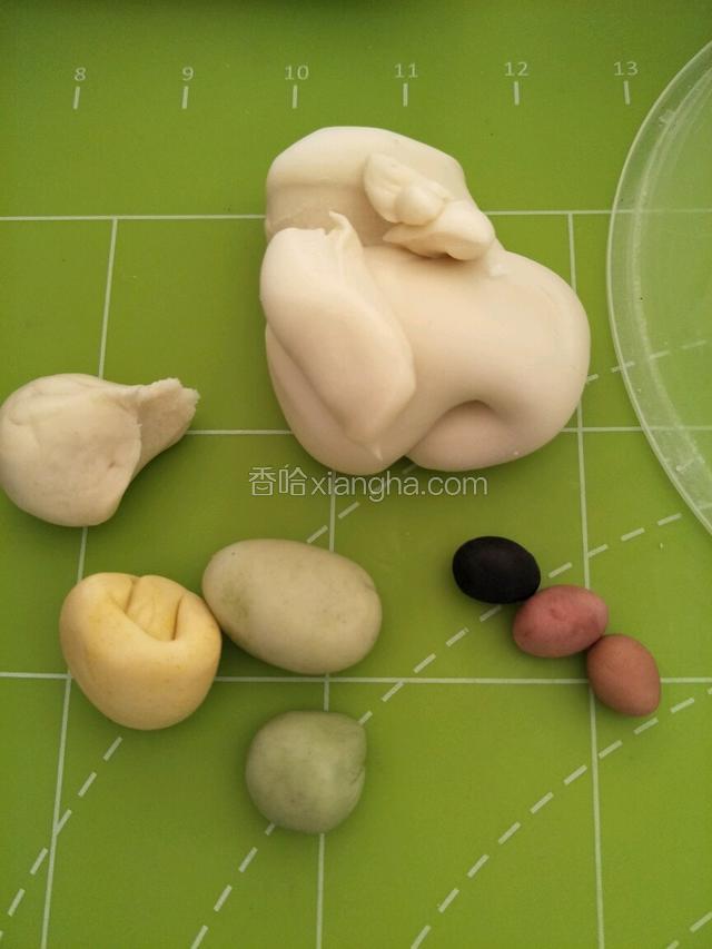 10克揉黄色，9克揉浅绿色，2克揉深绿色，1克红色，1克粉色，1.5克橘色，1.5克黑色备用。