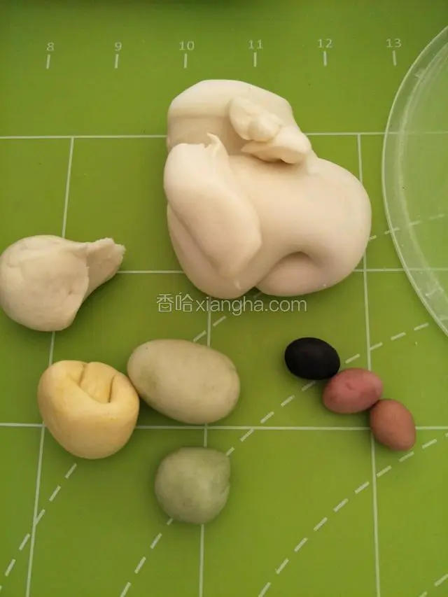 10克揉黄色，9克揉浅绿色，2克揉深绿色，1克红色，1克粉色，1.5克橘色，1.5克黑色备用。