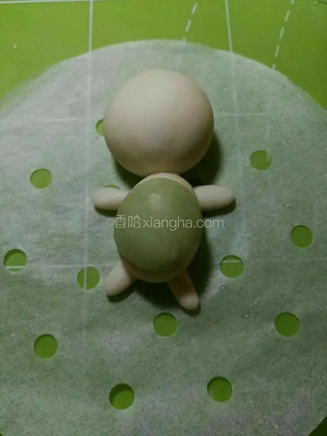 取0.8克深绿色搓揉擀圆粘在身体上面。
