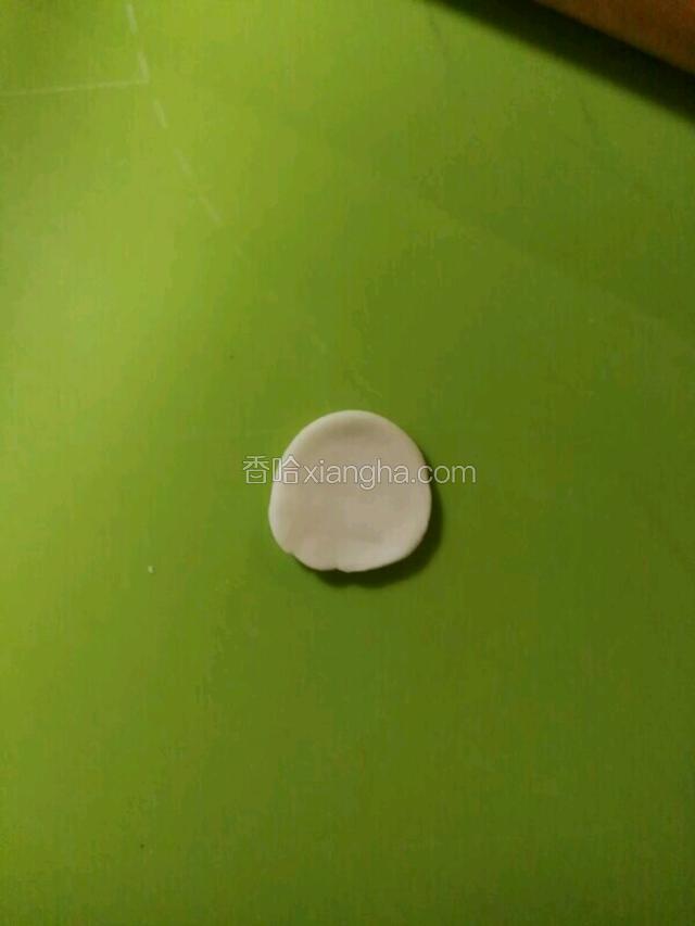 适量白色擀圆形。