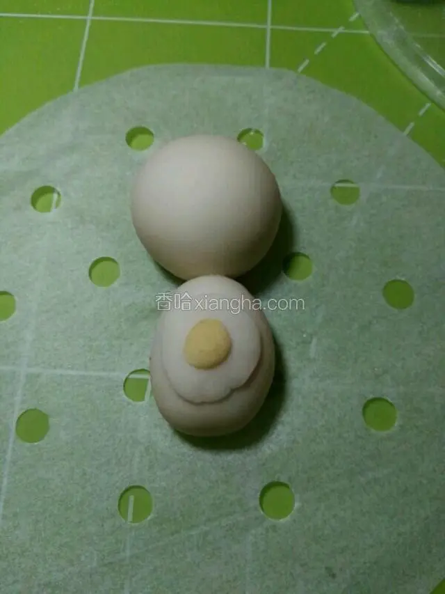 粘在身体中间，在中间粘黄色圆点。