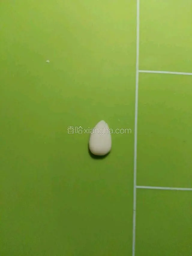 适量白色搓揉水滴形状做耳朵粘在头部两侧。