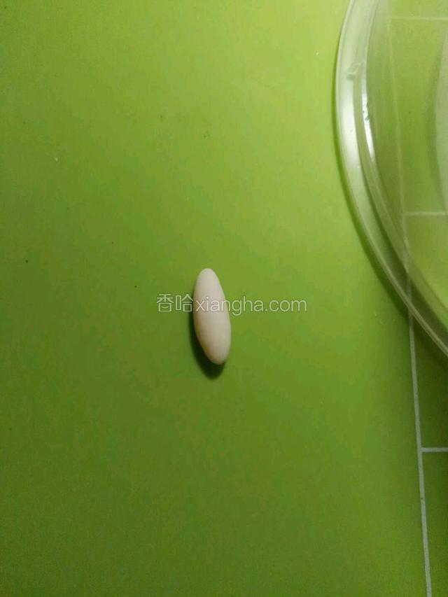 搓圆揉四个这样形状做胳膊腿粘在上面。