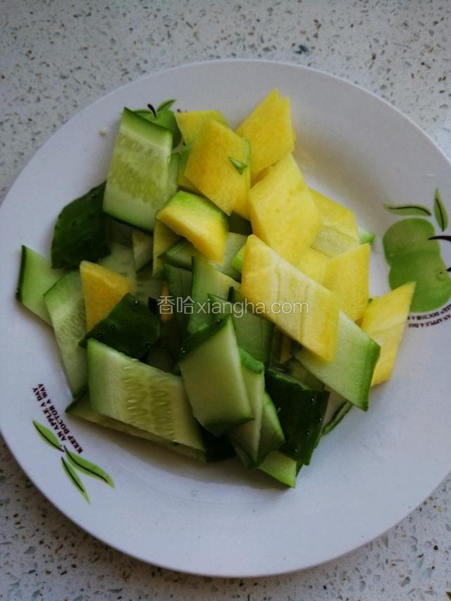 胡萝卜和黄瓜切成菱形片。