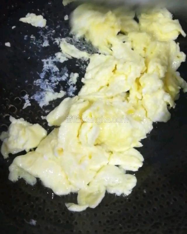 锅内放入少许油，鸡蛋炒至凝固，盛出备用。