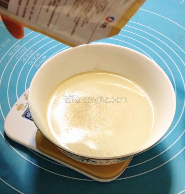 30度左右温水200g，放入酵母粉拌匀备用。