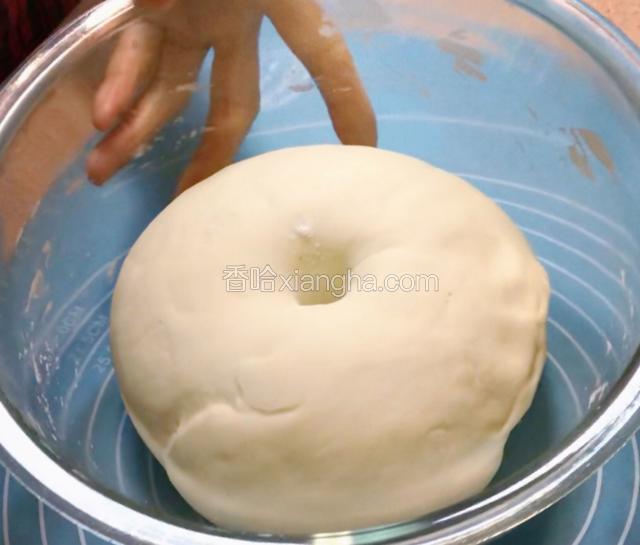 面团发酵至差不多2倍大取出。