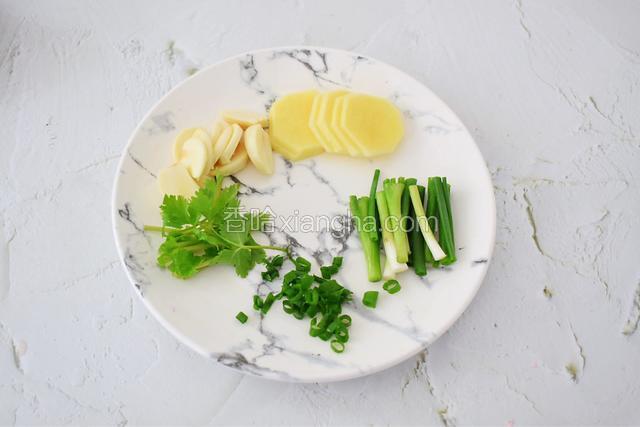 姜切片，蒜切片，葱白切寸段，葱青切葱花，香菜切寸段备用