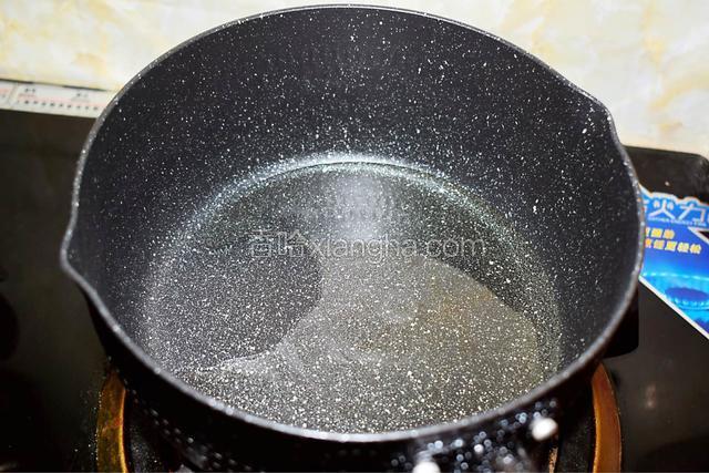 另起锅倒入食用油烧热，烧至油冒青烟为止