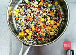 腊肠菠萝炒饭的做法图解3