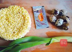 泡面蛋饼的做法图解1